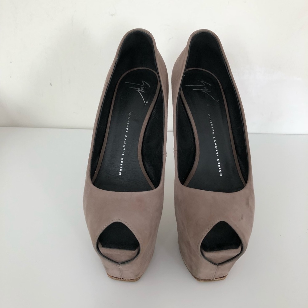 Peep-toe platform pumps